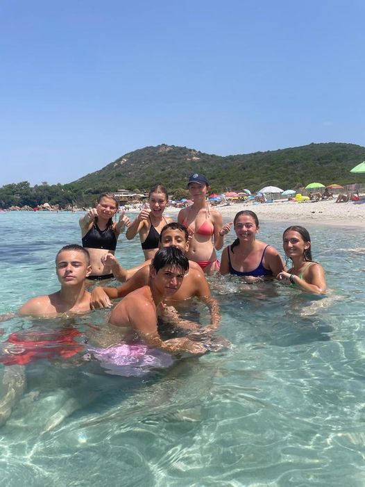 Groupe d'adolescent se baignant dans une mer turquoise